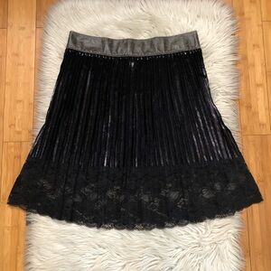 Vivienne Tam Pleated Metallic Shimmer Faux Leather Lace Hem Black Skirt size 10